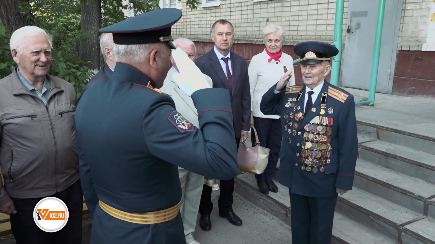 В Волгограде военные мини-парадом поздравили ветерана Александра  Колотушкина с Днём Победы | 